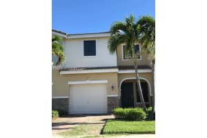 317 Ne 194th Ln 317, Miami