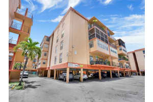 1850 W 56th St APT 2305, Hialeah, FL 33012, Sold 08/30/22