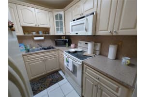 1555 W 44th Pl APT 221B, Hialeah, FL 33012, Sold 08/22/22