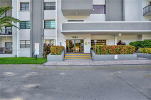 1301 NE 7th St APT 408, Hallandale Beach, FL 33009, Sold 08/10/22