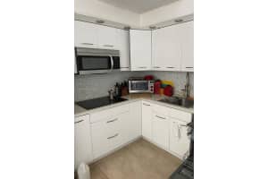 4011 Meridian Ave APT 49, Miami Beach, FL 33140, Sold 08/29/22