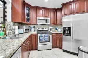 10249 NW 9th St Cir Apt 204-8, Miami, FL 33172, Sold 08/29/22