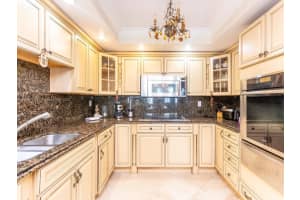 5401 Collins Ave APT 911, Miami Beach, FL 33140, Sold 09/19/22