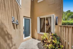 10140 NW 4th St, Plantation, FL 33324, Sold 10/05/22
