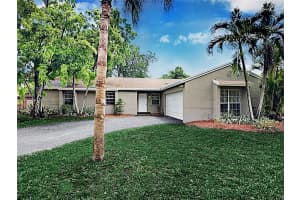 19635 NW 62nd Ct, Hialeah, FL 33015, Sold 10/06/22