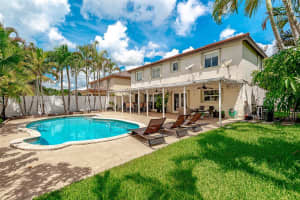 8886 NW 187th St, Hialeah, FL 33018, Sold 09/30/22