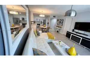 465 Ocean Dr, Miami Beach, FL 33139, Sold 12/08/22