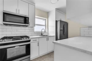 1245 W 24th St APT 219, Hialeah, FL 33010, Sold 11/29/22