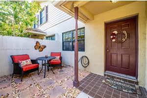 9119 Vineyard Lake Dr, Plantation, FL 33324, Sold 09/30/22