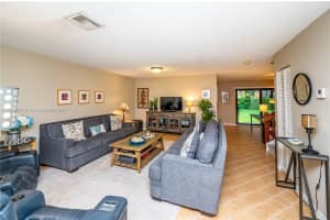 9119 Vineyard Lake Dr, Plantation, FL 33324, Sold 09/30/22