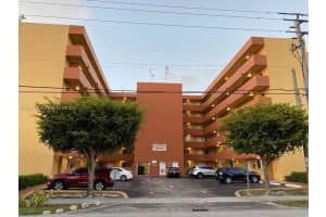 2735 W 52nd St APT 403, Hialeah, FL 33016, Sold 10/27/22