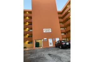 2735 W 52nd St APT 403, Hialeah, FL 33016, Sold 10/27/22