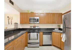 2760 W 76th St APT 201, Hialeah, FL 33016, Sold 10/10/22