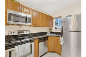 2760 W 76th St APT 201, Hialeah, FL 33016, Sold 10/10/22