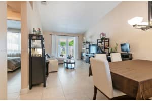 19260 NW 67th Pl, Hialeah, FL 33015, Sold 11/04/22
