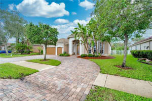 4023 W Lake Estates Dr, Davie, FL 33328, Sold 11/16/22