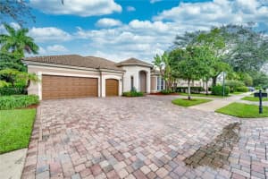4023 W Lake Estates Dr, Davie, FL 33328, Sold 11/16/22