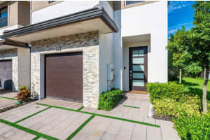 15818 NW 91st Ct, Miami Lakes, FL 33018, Sold 12/05/22