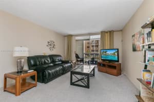 301 NE 14th Ave APT 204, Hallandale Beach, FL 33009, Sold 11/09/22