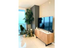 90 SW 3rd St APT 3908, Miami, FL 33130, Sold 10/25/22
