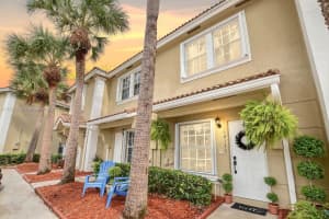 12135 SW 3rd St, Pembroke Pines, FL 33025, Sold 12/21/22