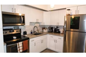 18815 NW 62nd Ave APT 103, Hialeah, FL 33015, Sold 12/02/22