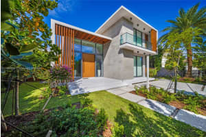 5352 Pine Tree Dr, Miami Beach, FL 33140, Sold 11/18/22