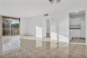 8511 NW 8th St, Miami, FL 33126, Sold 12/09/22