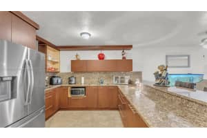 6990 NW 186th St Apt 4-315, Hialeah, FL 33015, Sold 12/09/22