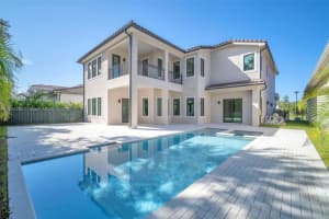 5704 W Ashwood