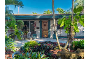 301 S 57th Way, Hollywood, FL 33023, Sold 05/16/23