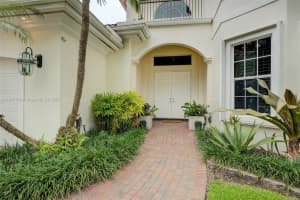 914 Sanibel Dr, Hollywood, FL 33019, Sold 07/14/23