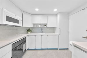 300 Bayview Dr APT 305, Sunny Isles Beach, FL 33160, Sold 10/05/23