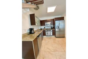 41 SE 5th St, Miami, FL 33131, Sold 04/14/23