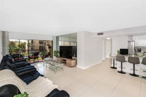 9110 Fontainebleau Blvd, Miami, FL 33172, Sold 04/26/23