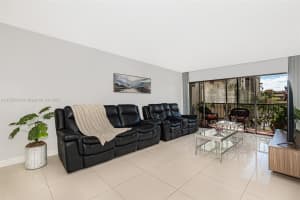9110 Fontainebleau Blvd, Miami, FL 33172, Sold 04/26/23