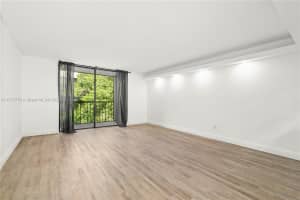 8625 NW 8th St APT 313, Miami, FL 33126, Sold 07/06/23