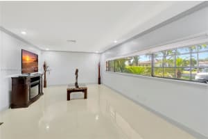 7253 Loch ness Dr, Miami Lakes, FL 33014, Sold 09/15/23