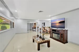 7253 Loch ness Dr, Miami Lakes, FL 33014, Sold 09/15/23