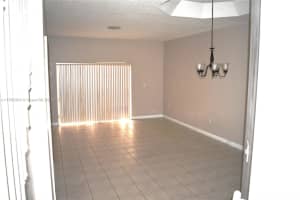 8230 NW 10th St APT 7, Miami, FL 33126, Sold 08/01/23