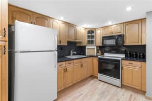 100 Bayview Dr APT 1922, Sunny Isles Beach, FL 33160, Sold 04/09/24
