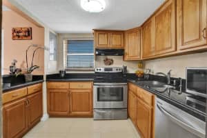 9170 Fontainebleau Blvd APT 401, Miami, FL 33172, Sold 01/12/24