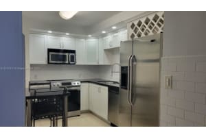 20100 W Country Club Dr 404, Aventura
