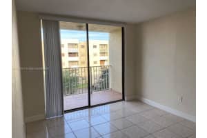 8185 NW 7th St APT 420, Miami, FL 33126, Sold 11/29/23