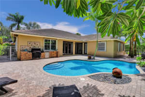 5123 Lakewood Dr, Cooper City, FL 33330, Sold 12/04/23