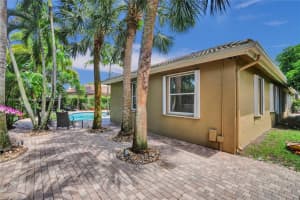 5123 Lakewood Dr, Cooper City, FL 33330, Sold 12/04/23
