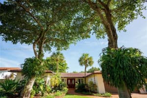 7403 Loch ness Dr, Miami Lakes, FL 33014, Sold 04/02/24