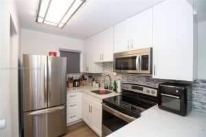 8025 NW 8th St APT 14, Miami, FL 33126, Sold 12/13/23