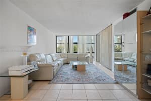 800 Parkview Dr APT 302, Hallandale Beach, FL 33009, - MLS#A11483036