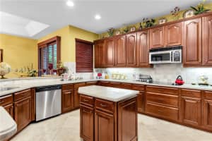 5041 Lakewood Dr, Cooper City, FL 33330, Sold 04/12/24